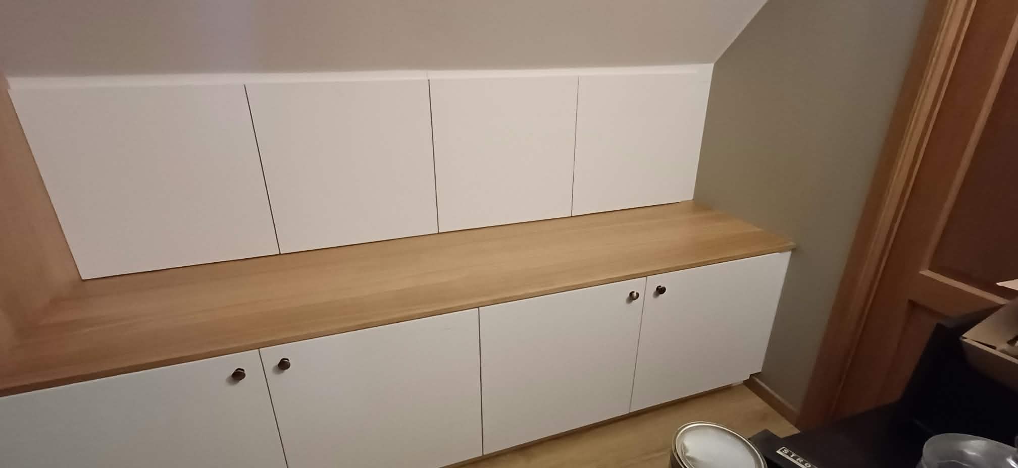 Rangement bas blanc avec tablette en bois