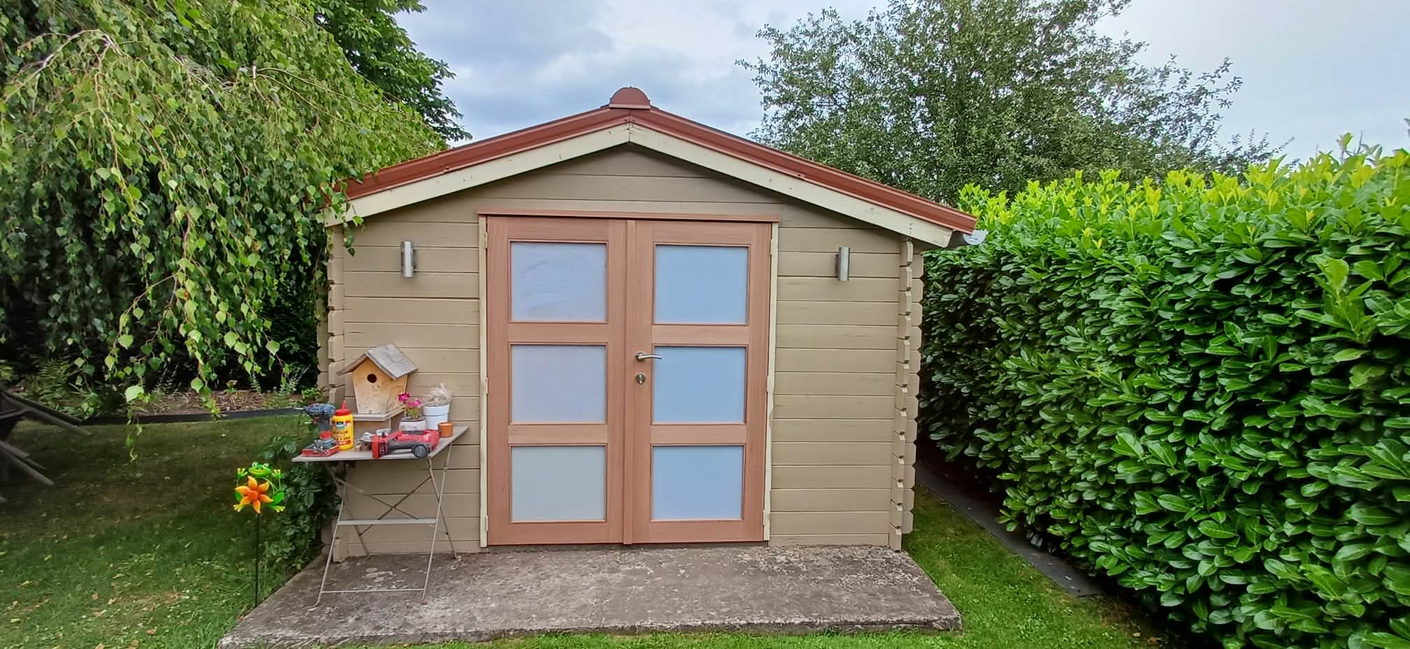 Abri de jardin avec portes en bois