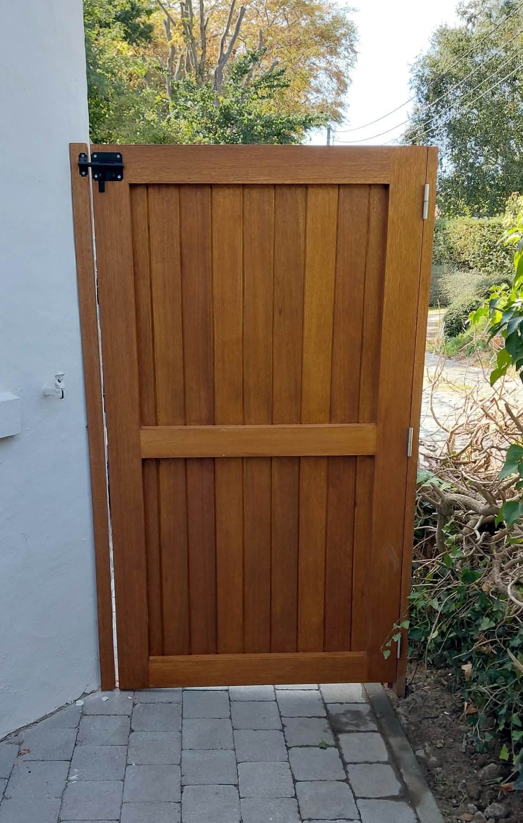 Portillon extérieur en bois à lames verticales