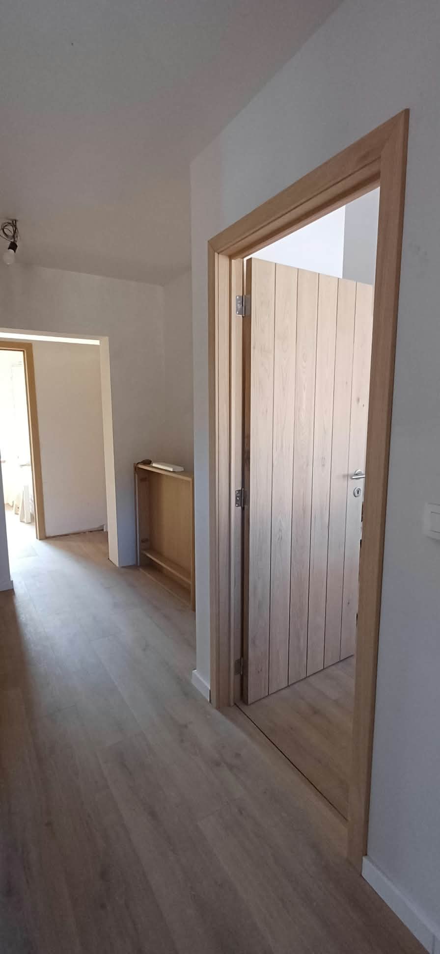 Porte intérieure ouverte dans un couloir