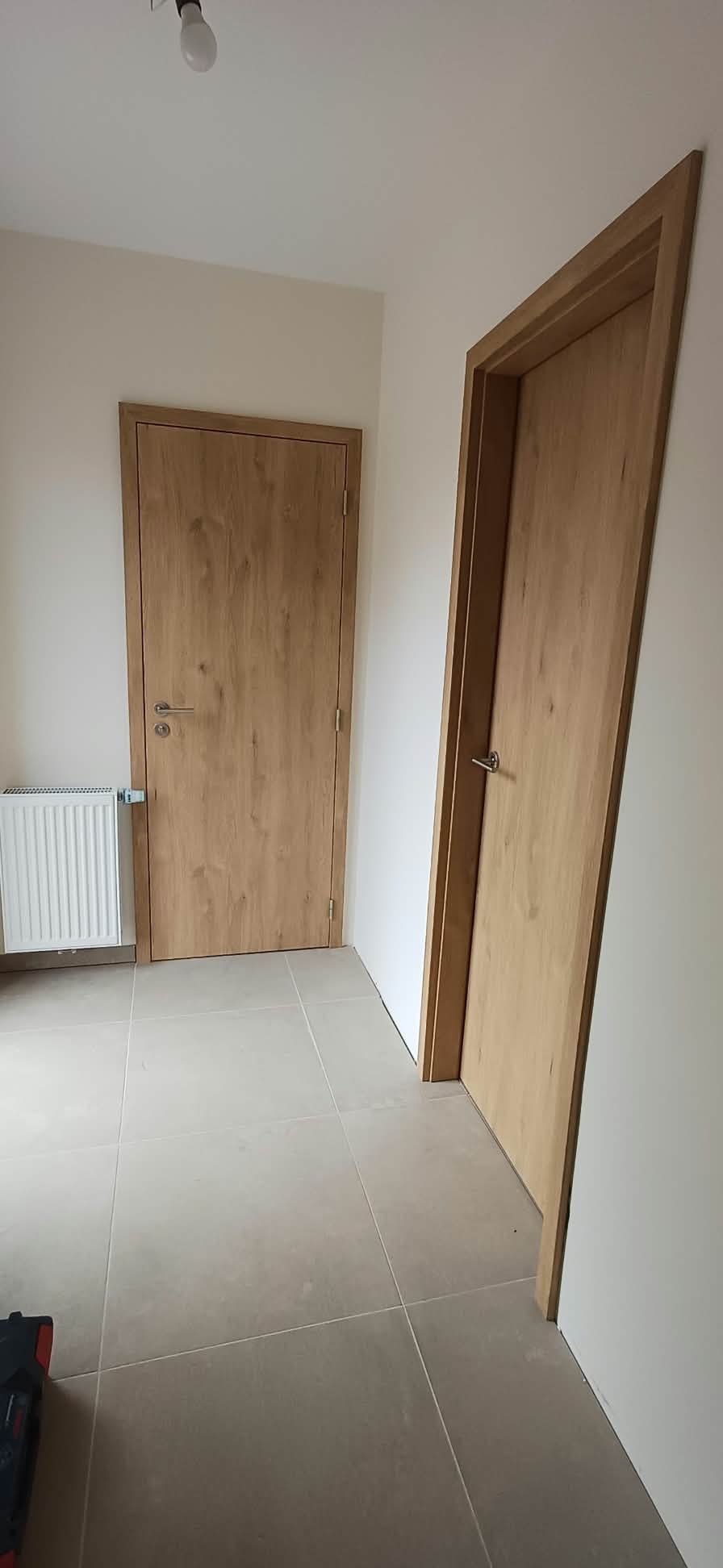 Deux portes intérieures en bois et leurs encadrements