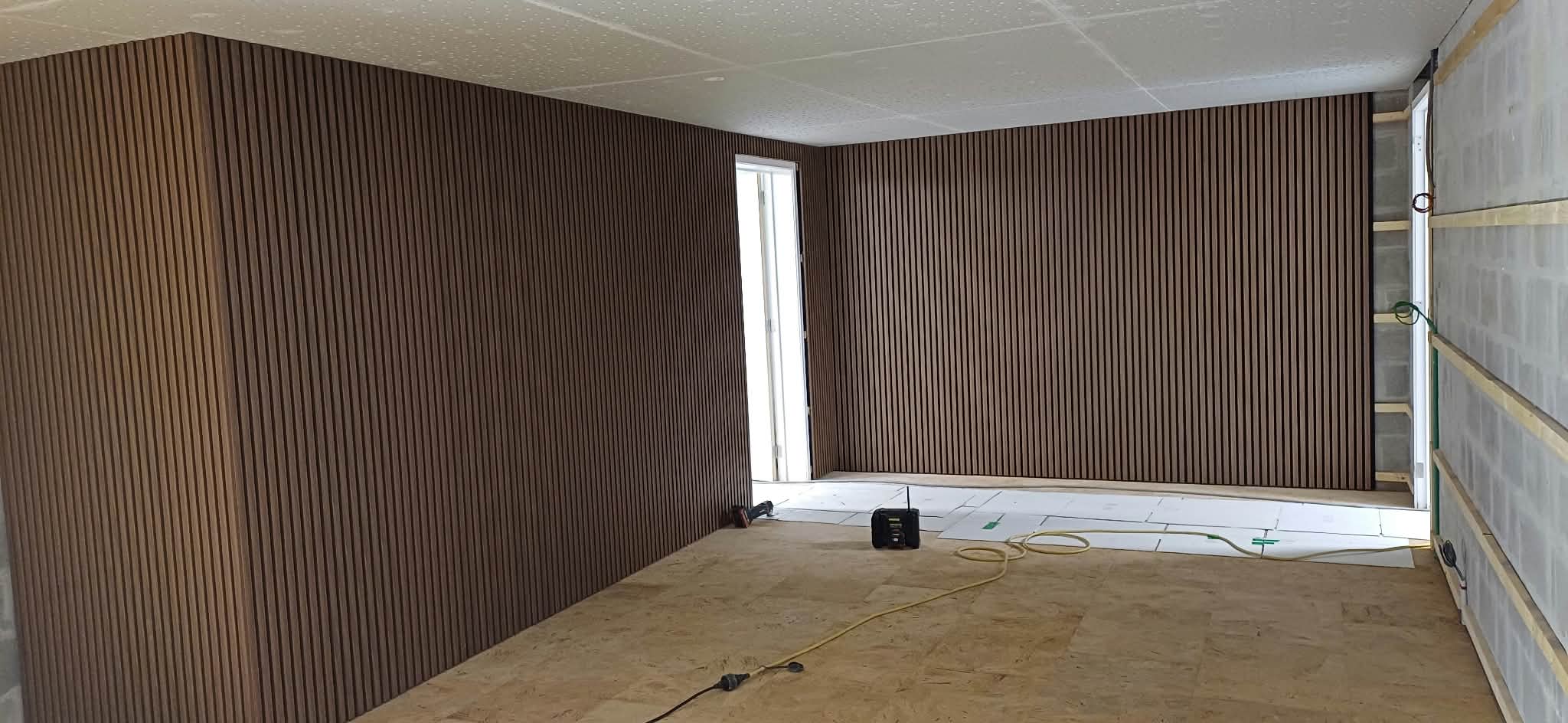 Habillage mural en tasseaux de bois pendant les travaux