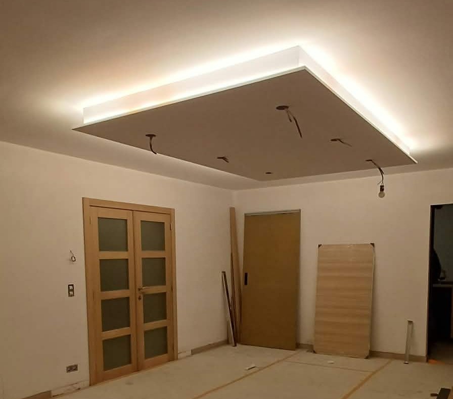 Pièce en cours de rénovation avec portes intérieures en bois