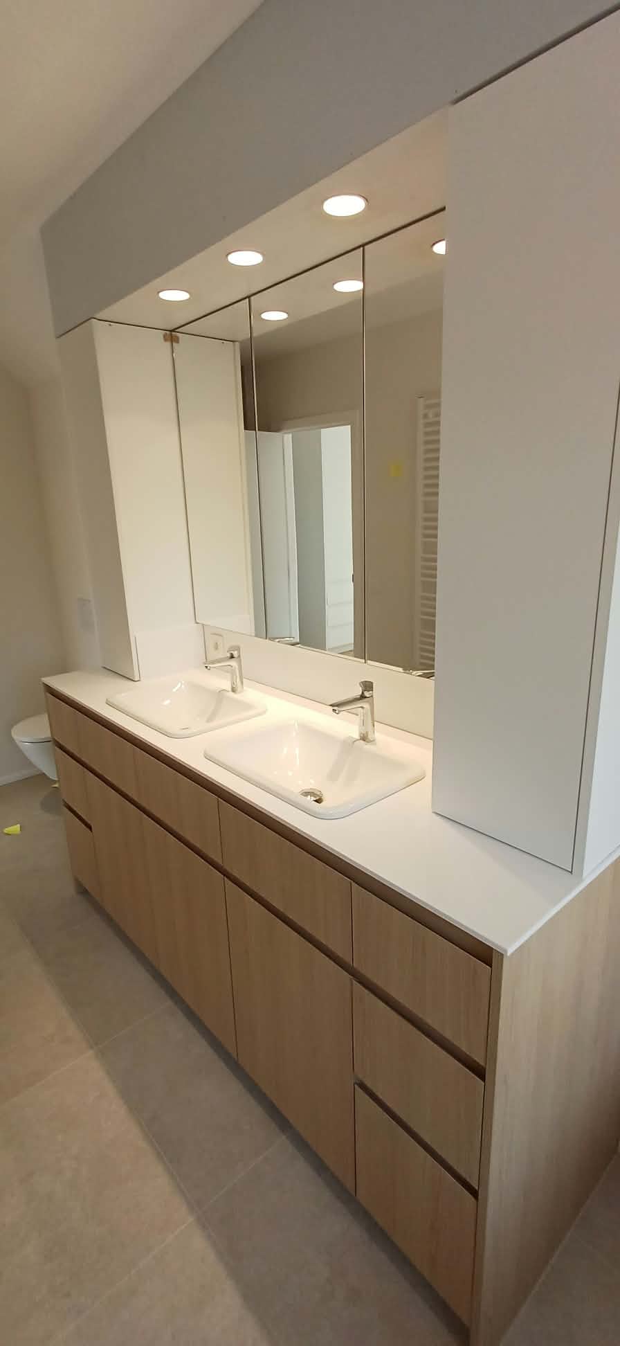 Double vasque avec miroir et rangements en bois