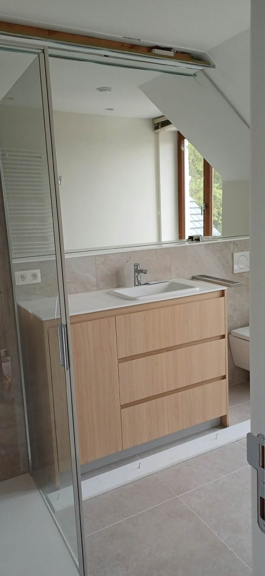 Meuble vasque en bois clair dans une salle de bain
