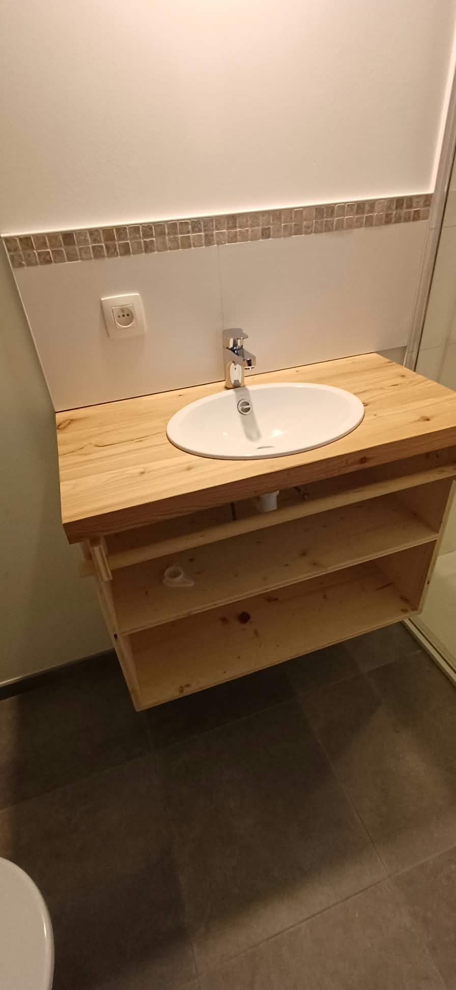 Vasque sur un plateau et un meuble en bois